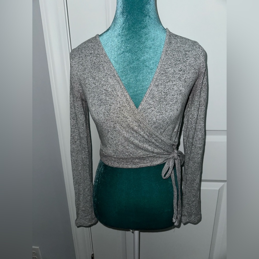 Gray wrap top 👚✨